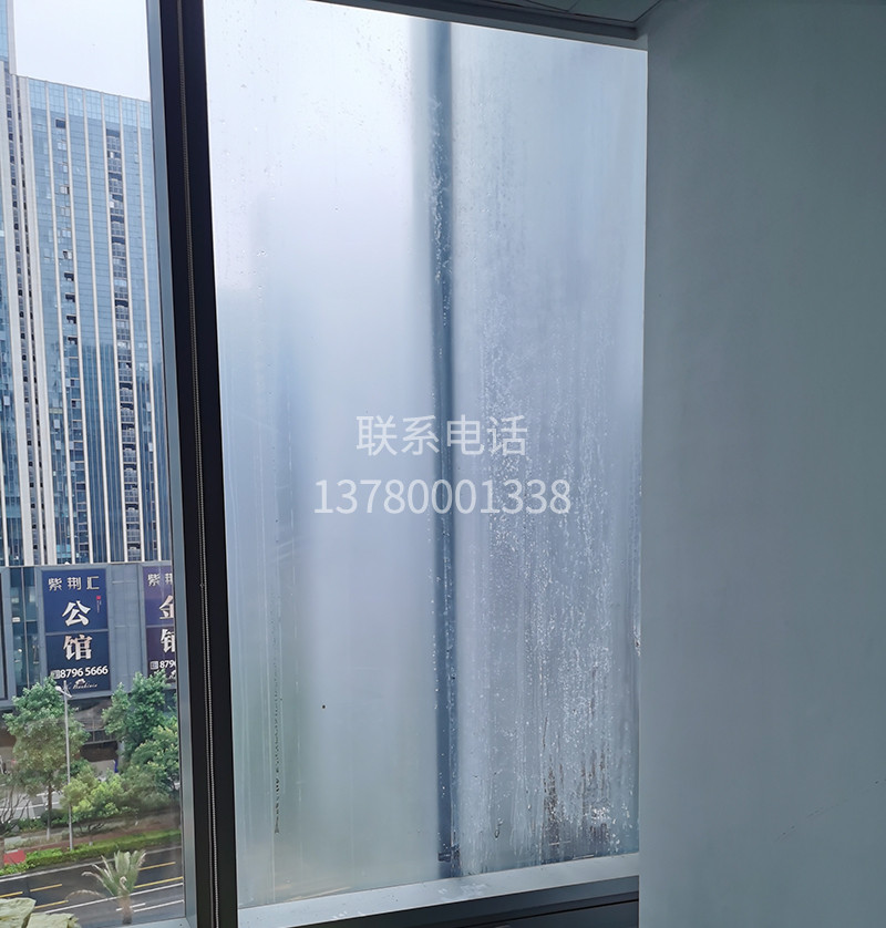 幕墻玻璃起霧發(fā)霉更換中